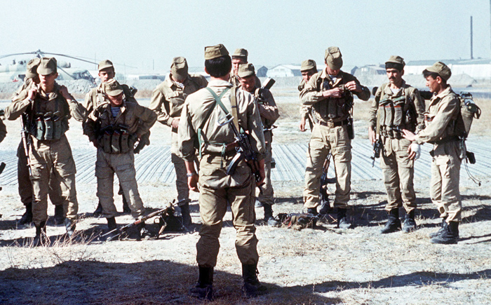 Sovětská speciální jednotka Specnaz se připravuje na misi, rok 1987