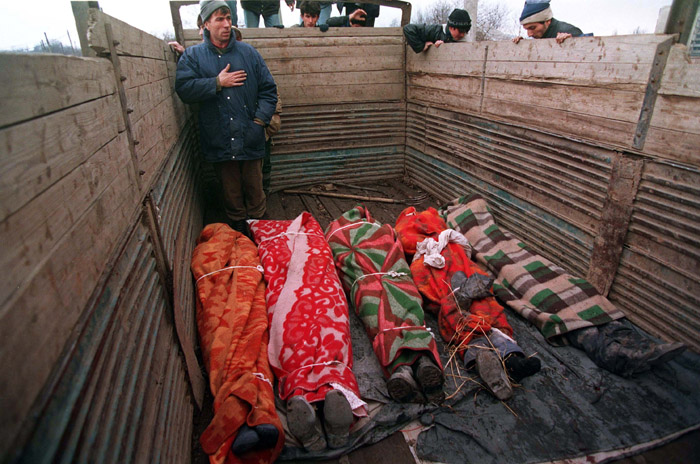 Mrtvá těla na náklaďáku v městě Groznyj.